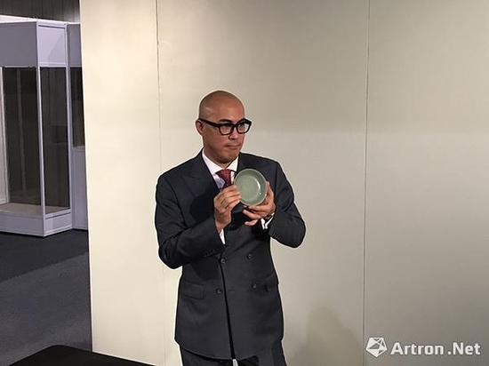 蘇富比亞洲區(qū)副主席、中國藝術(shù)部國際主管及主席仇國仕展示天價(jià)拍品