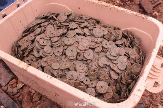 景德鎮(zhèn)村民打地基 發(fā)現(xiàn)8000多斤古錢幣