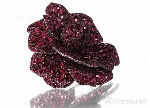 莉莉·薩夫拉（Lily Safra）的胸針
