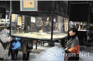 　展覽上展出了千余件從海外拍回的文物。