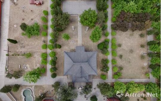 圖為航拍的毗盧寺毗盧殿，在正上方可以看出該殿正面呈十字形，所以又被稱為五花八角殿 張帆 攝